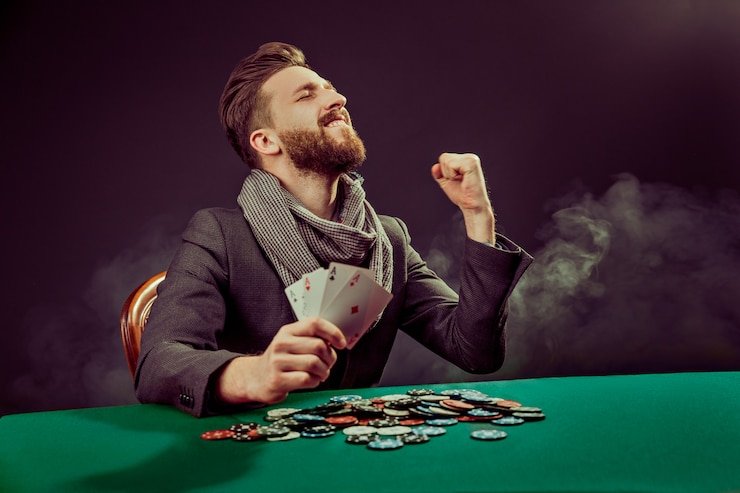 Pengguna Indonesia melakukan transaksi digital aman melalui platform superking77 di ponsel